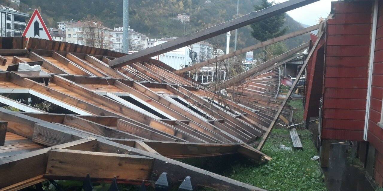 Fırtınada otobüs terminalinin dış cephesi çöktü, faciadan dönüldü