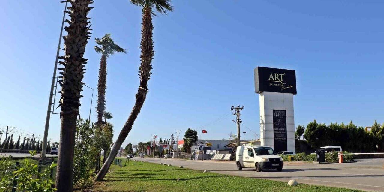 Fırtınalı havalarda görüntüsüyle tedirgin etmeye yetiyor