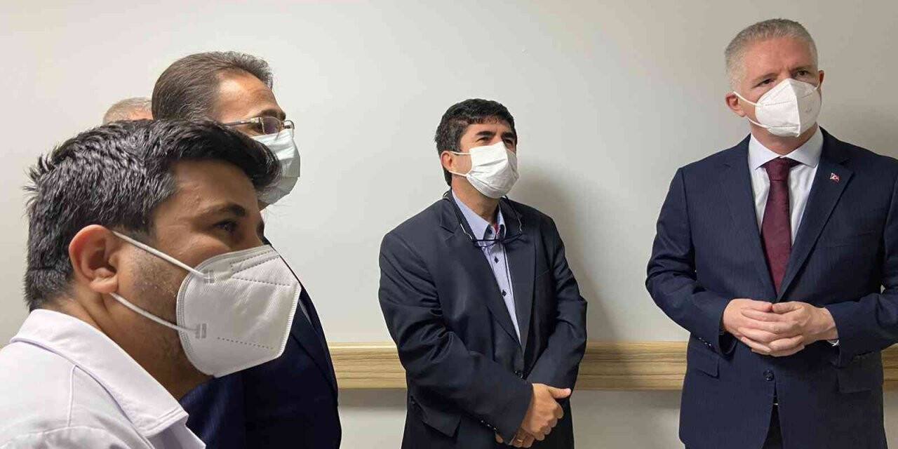 Vali Gül, dövülen bebeği ziyaret etti