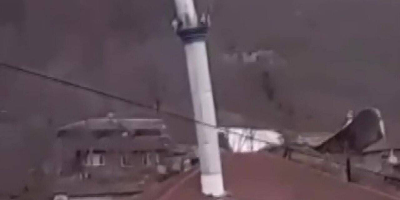 Fırtına da minare beşik gibi sallandı