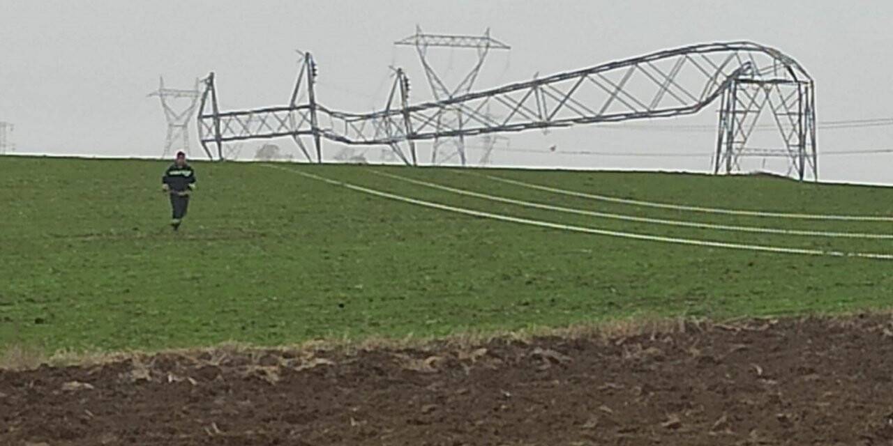 Tekirdağ’da fırtına elektrik direklerini devirdi