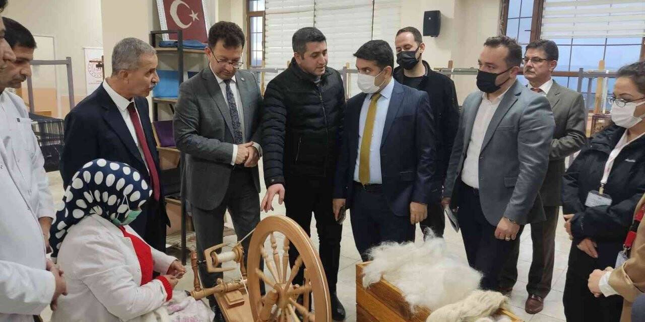 Kaymakam Tunç, şal-şepik atölyesini gezdi