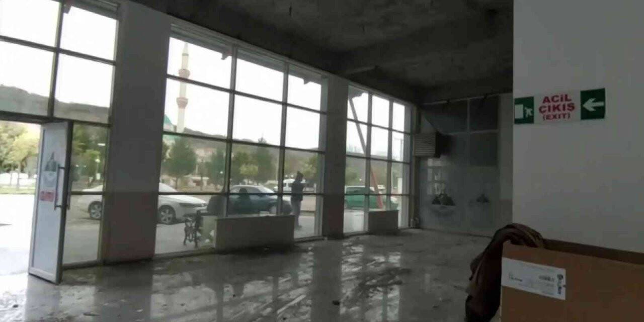 Asma tavanı göçen terminalde temizleme çalışmaları başladı