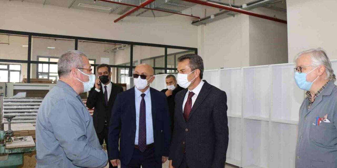Meslek lisesi öğrencileri kütüphane mobilyası  üretiyor