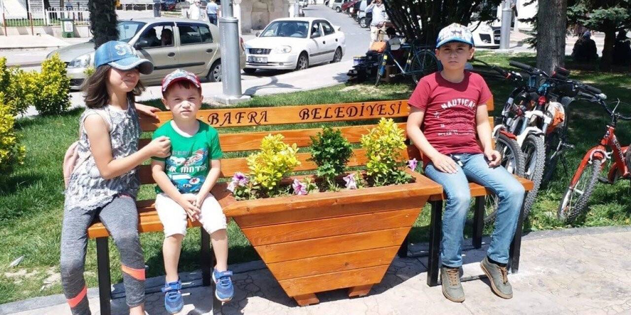 Bafra’nın kent mobilyaları belediye atölyesinde üretiliyor