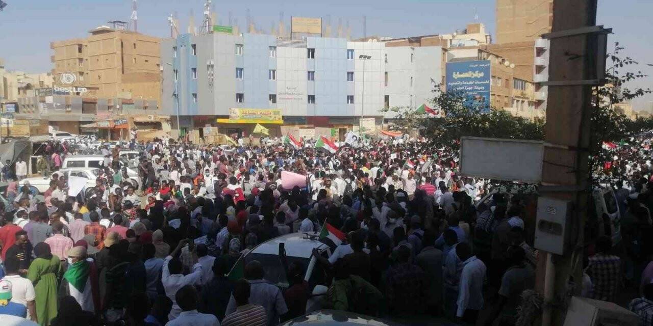 Sudan’da binlerce kişi askeri yönetime karşı yürüdü