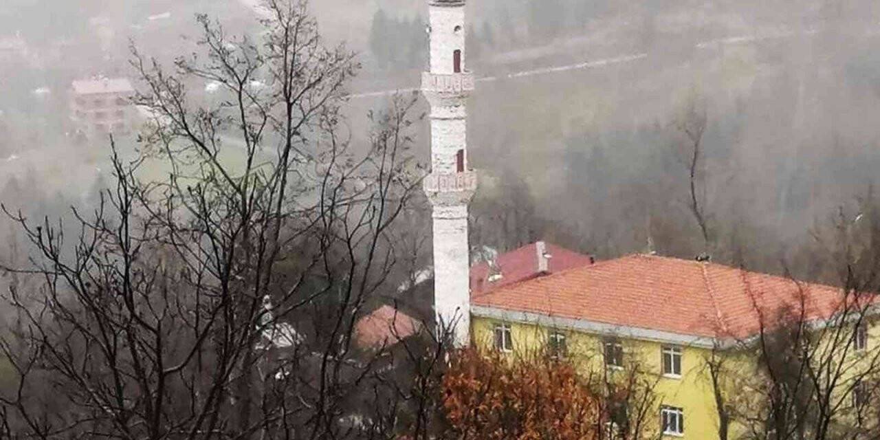 Cami minaresi fırtınaya dayanamadı
