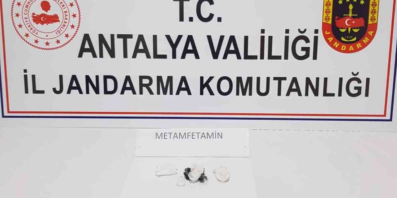 Jandarma ekipleri, 2 şahsı uyuşturucu madde kullanırken yakaladı