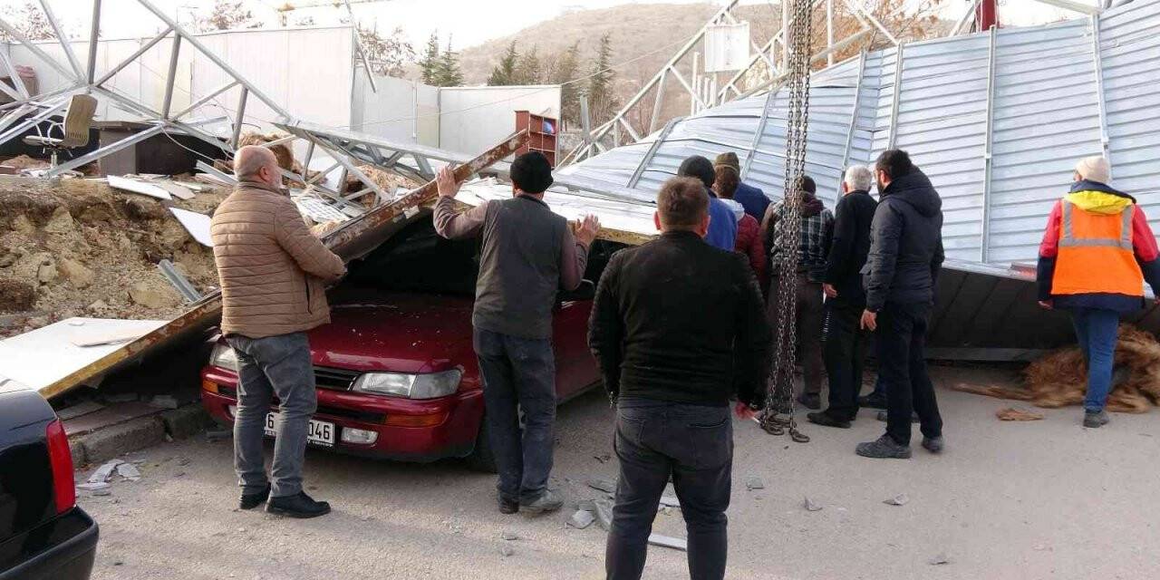 Yozgat’ta fırtına nedeniyle kopan çatı parçaları iki araca zarar verdi