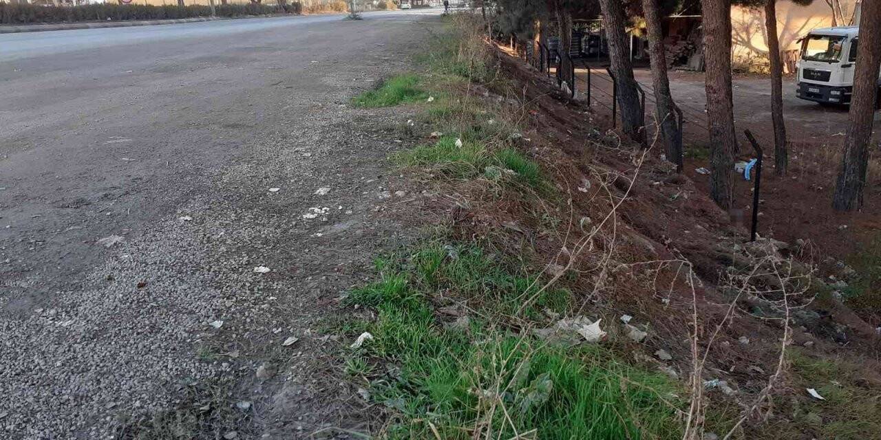 İlçe halkını çileden çıkartan yol kenarındaki çöpler temizlendi