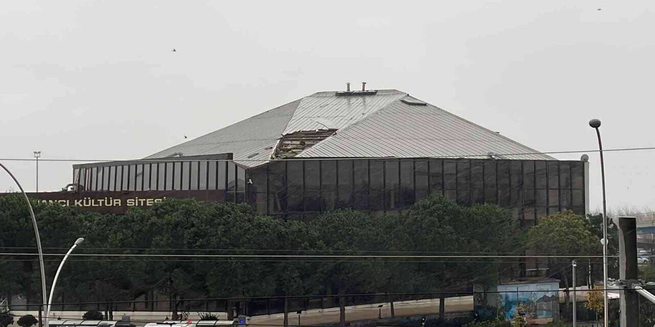 Kültür merkezinin çatısı zarar gördü