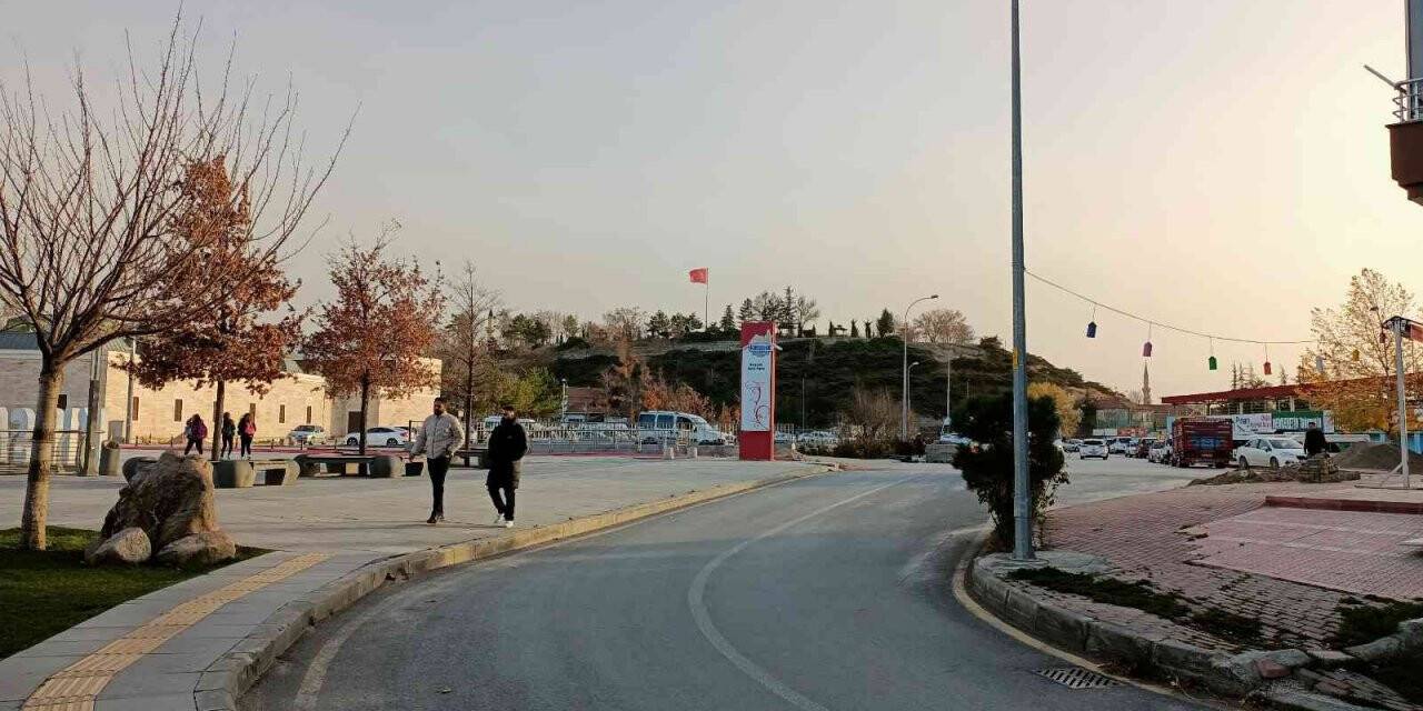 Rüzgardan yırtılmaması için Kalehöyükteki Türk Bayrağı kaldırıldı