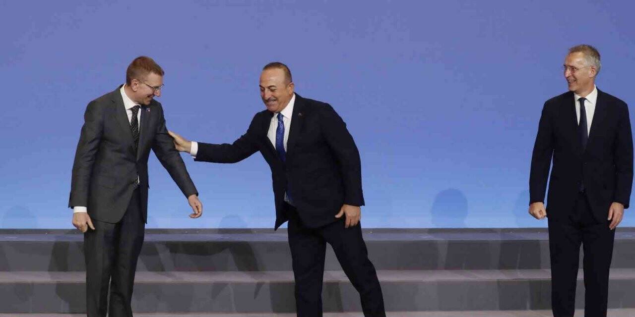 Bakan Çavuşoğlu, Riga’da NATO Genel Sekreteri Stoltenberg tarafından karşılandı