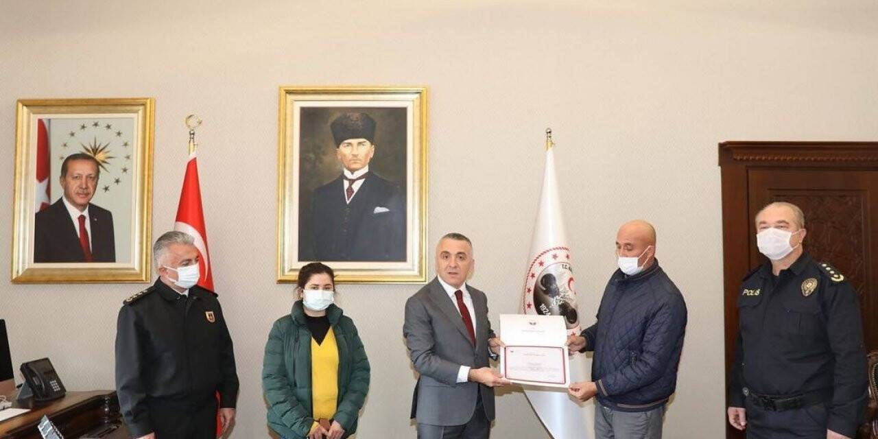 Yaptığı manevra ile kazayı önleyen tır sürücüsüne teşekkür belgesi