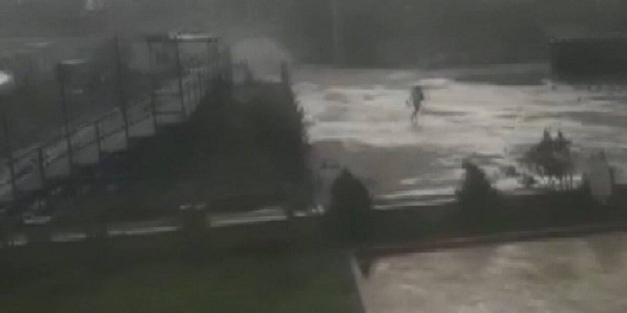 Fırtınada panik anları kamerada