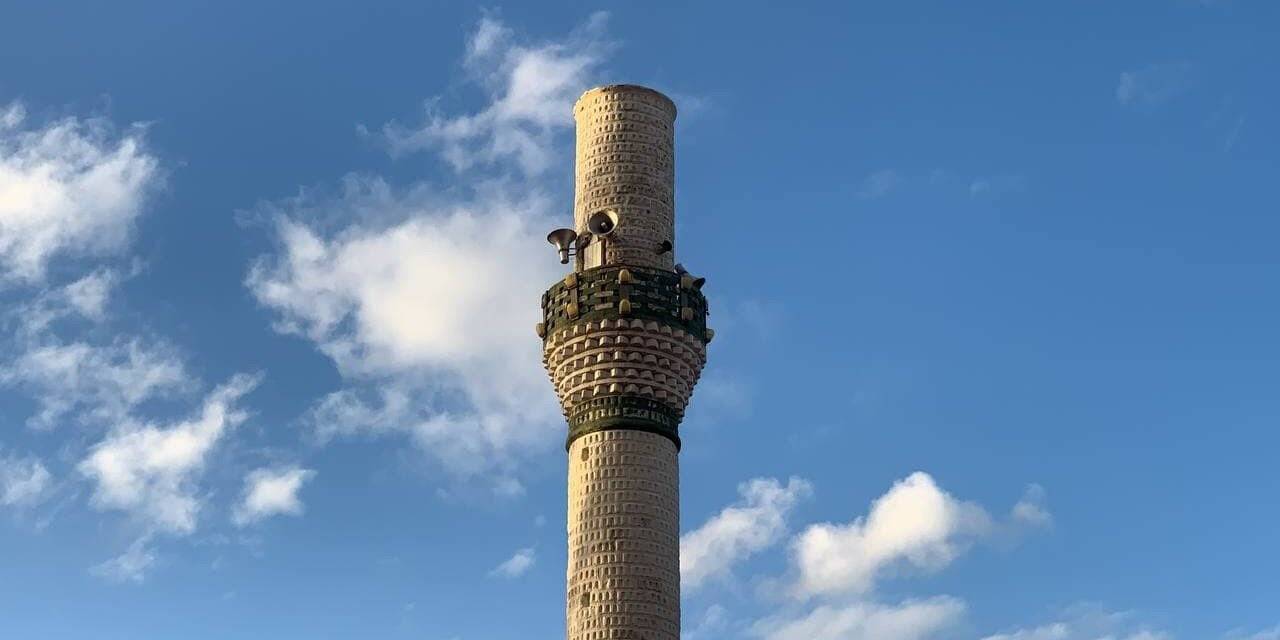 Şiddetli fırtına cami minaresini yıktı