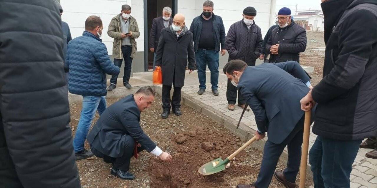 Deprem konutlarının etrafı yeşillendirilmeye başladı