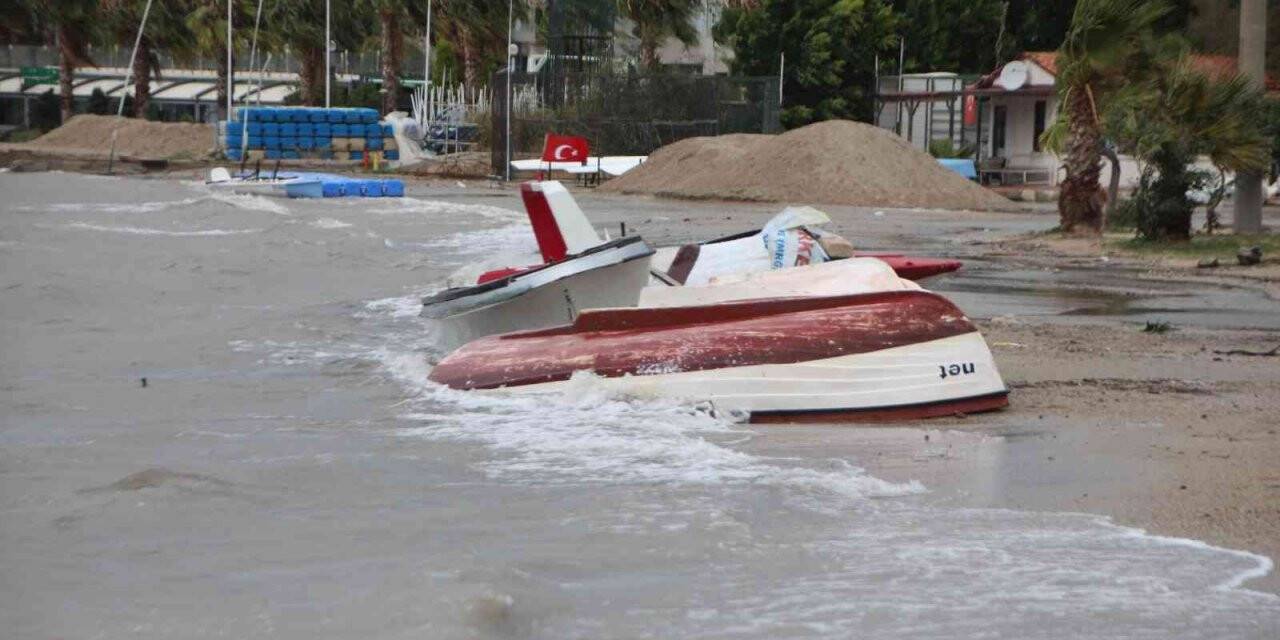 Kayıklar alabora oldu, tekne kıyıya vurdu