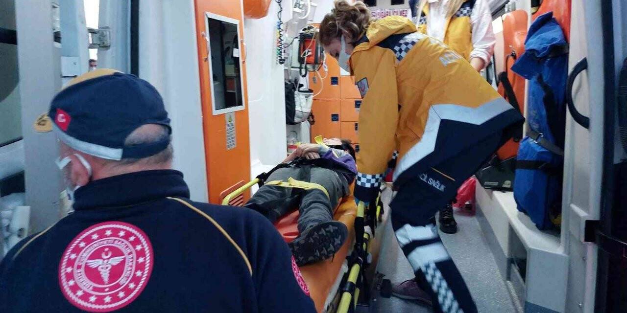 Şiddetli rüzgardan üzerlerine tabela düşen anne-oğul yaralandı