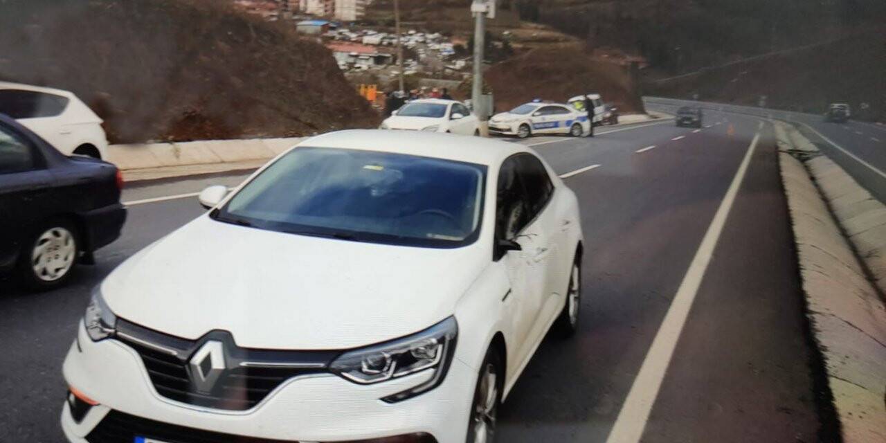Yolun karşısına geçmeye çalışan çocuğa otomobil çarptı