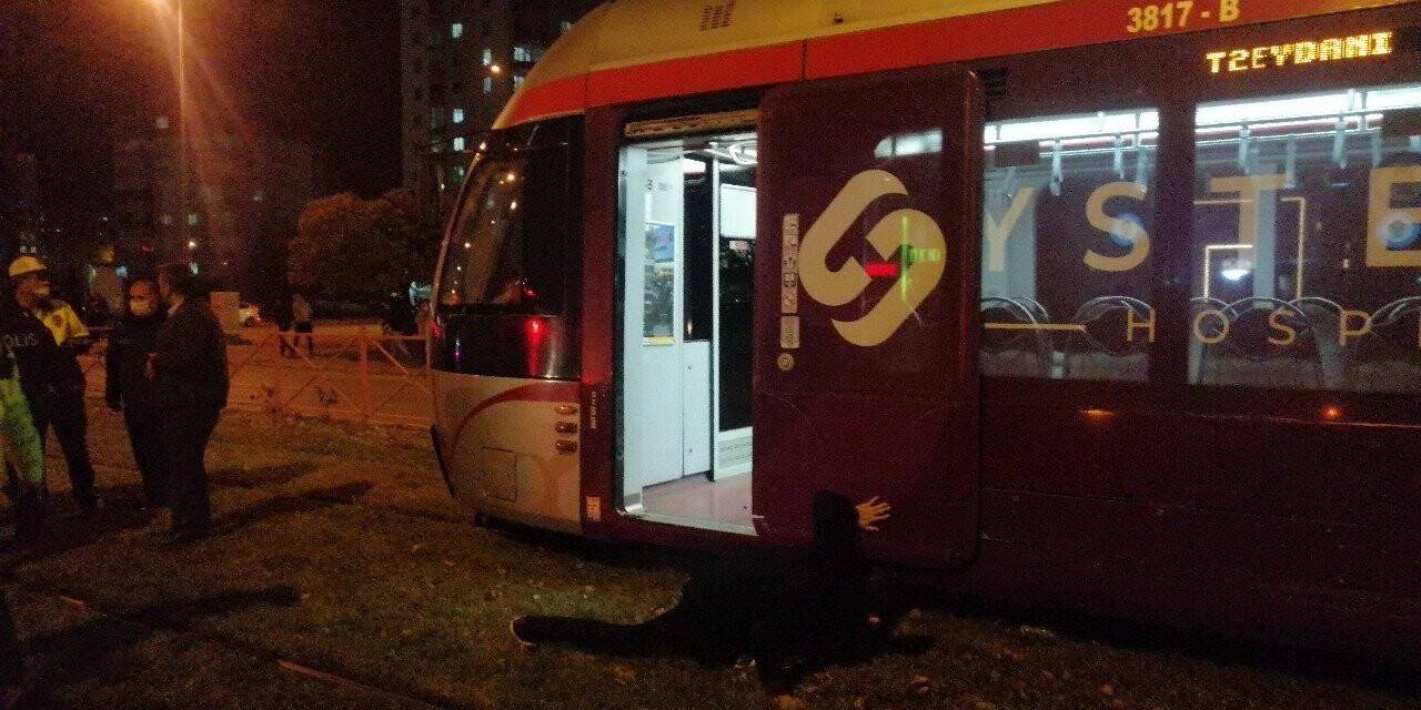 Tramvayın altında can pazarı