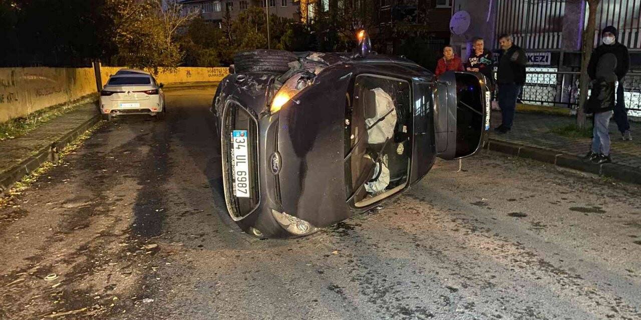 Eyüpsultan’da park halindeki araca çarpan otomobil yan yattı: 1 yaralı