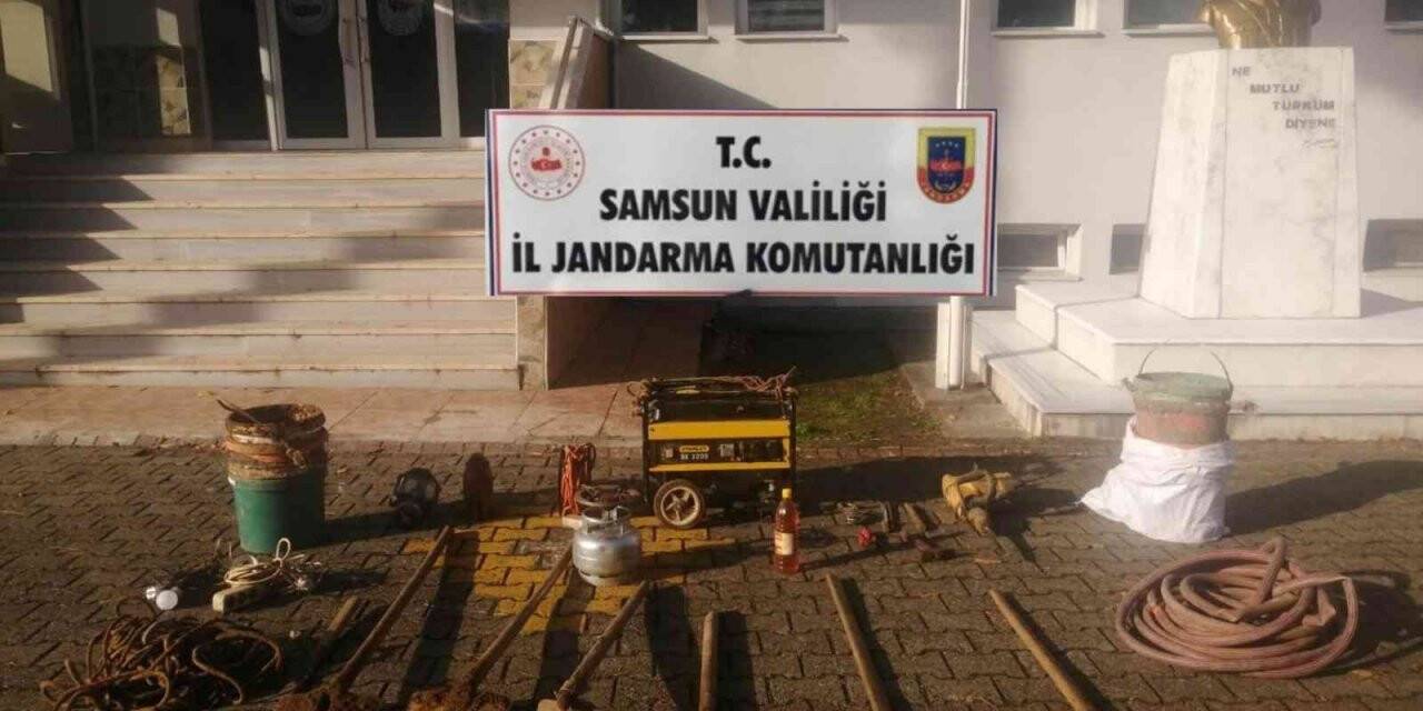 Define ararken kazdıkları kuyuda jandarmaya yakalandılar