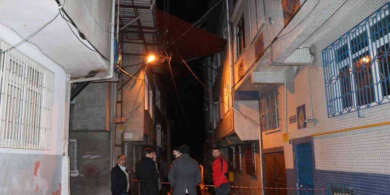 Samsun’da fırtınadan uçan çatı 2 apartmanın arasında kaldı