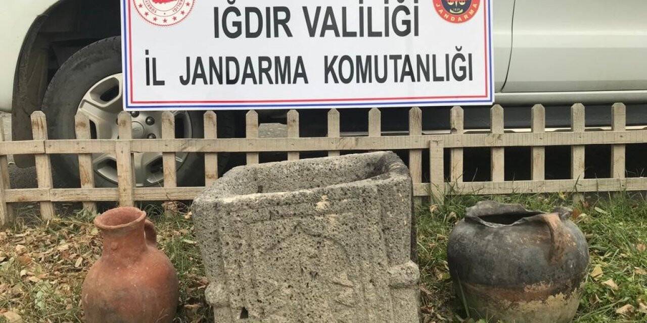 Iğdır’da tarihi dibek taşı, testi ve çömlek ele geçirildi