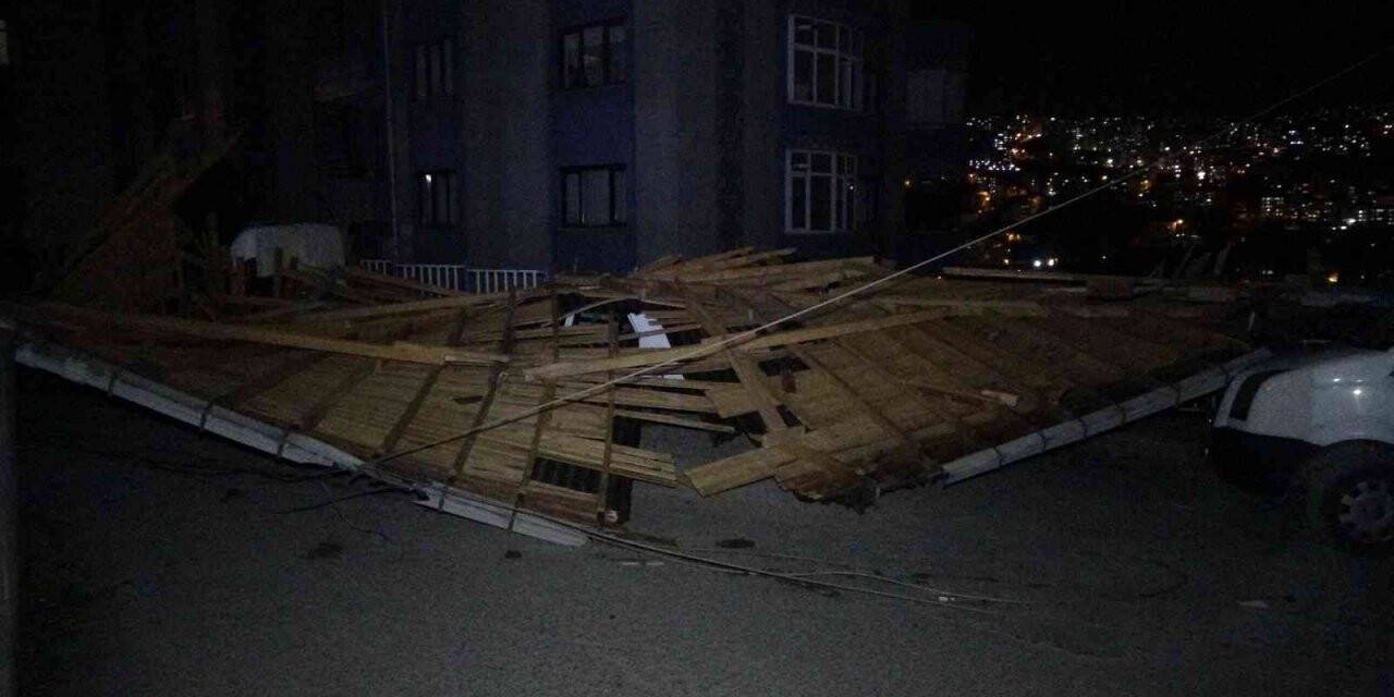 Trabzon’da şiddetli fırtına ağaçları yerinden söktü, çatıları uçurdu