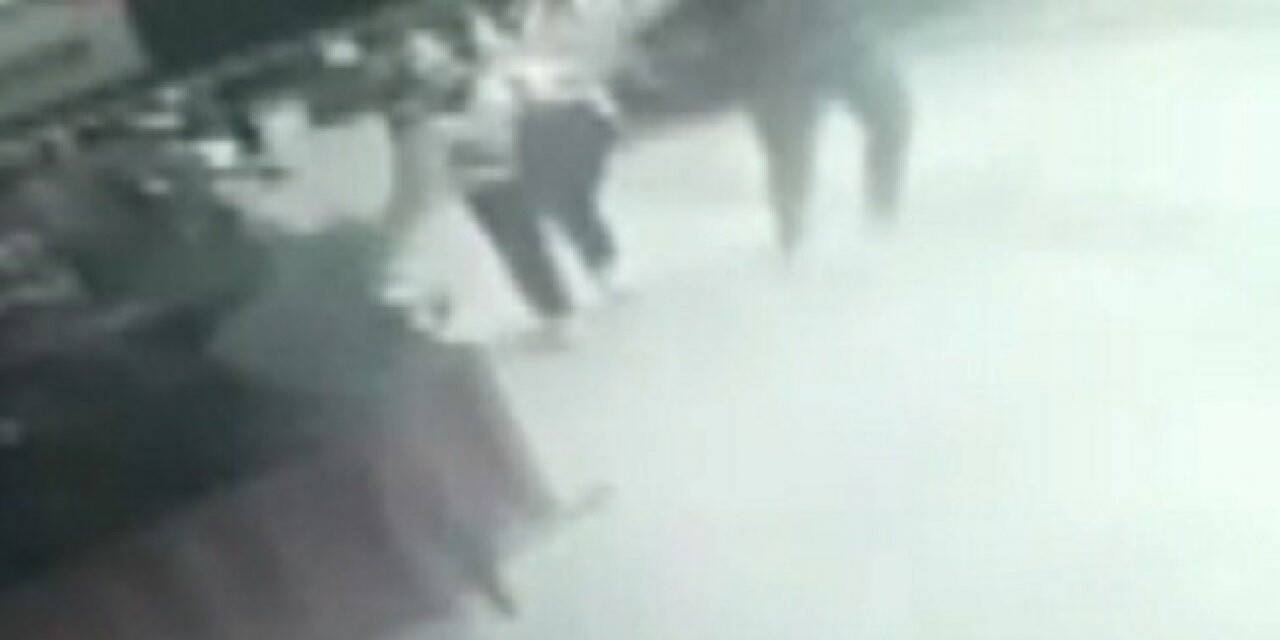 İzmir’de şok olay: Yoldan geçen kadına yumruk attı, yoluna devam etti