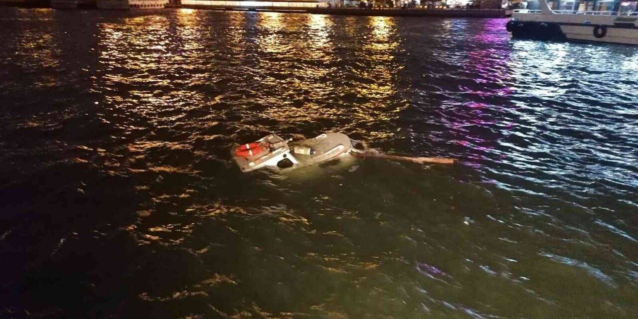 Kadıköy’de batan tekneyi Kıyı Emniyeti kurtardı