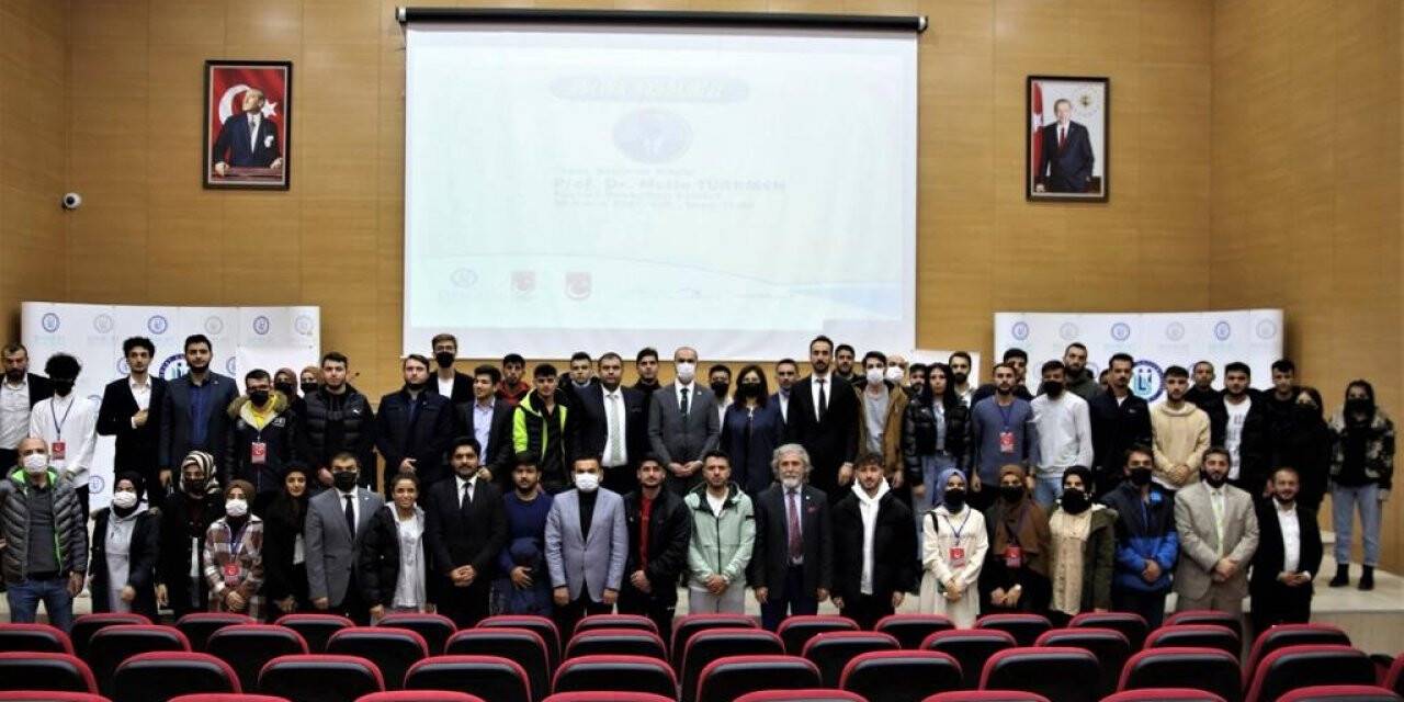 Bayburt Üniversitesi ev sahipliğinde düzenlenen ’Kültür Akademisi’ konferansları devam ediyor