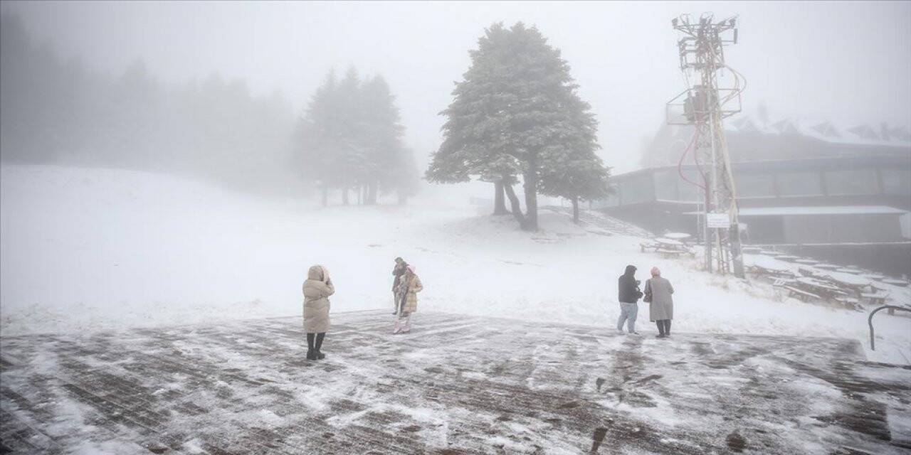 Uludağ kar yağışıyla 'beyaz gelinliğini' tekrar giydi
