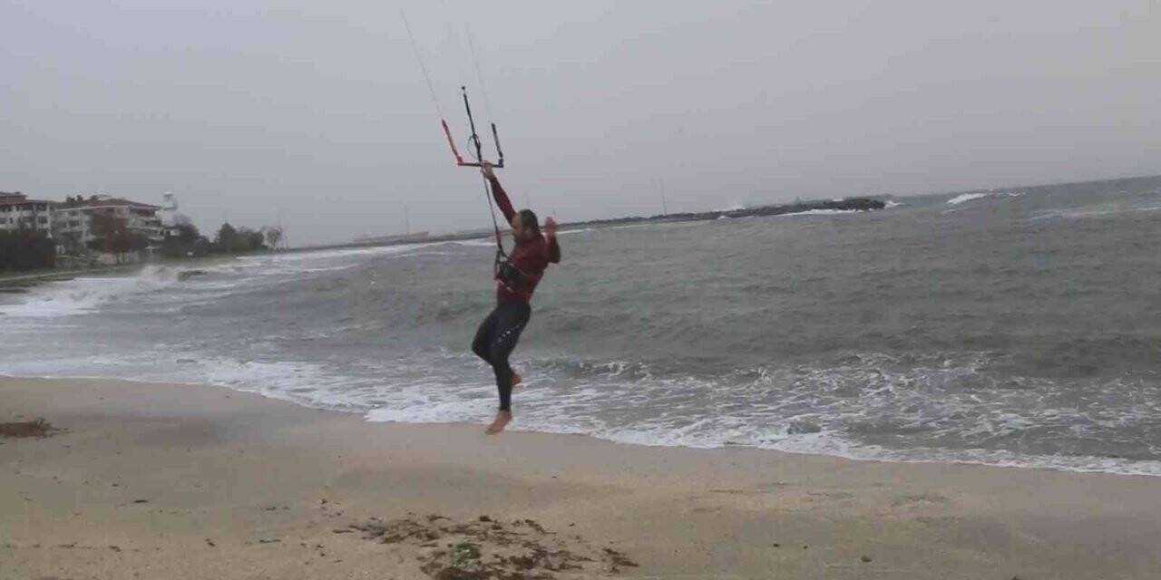 Fırtınada uçurtma sörfü zor anlar yaşattı