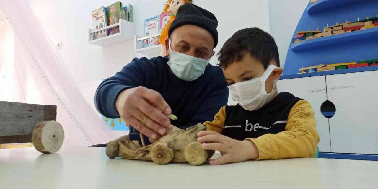 Bu okulda dedeler oyuncak yapıyor, nineler masal anlatıyor