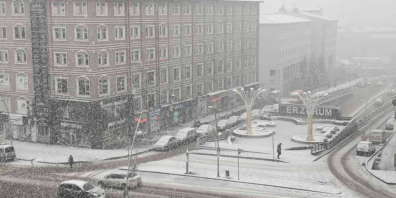 Erzurum’da yoğun kar yağışı etkili oluyor