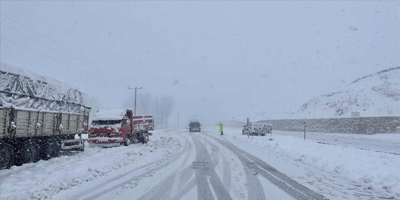 Bayburt-Erzurum kara yolu Kop Dağı Geçidi'nde ulaşım kontrollü sağlanıyor