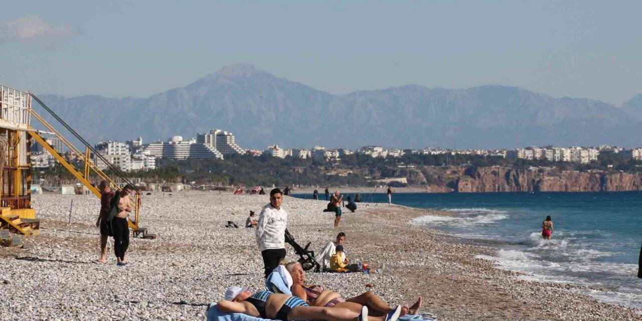 Türkiye güne kar yağışı ile uyanırken Antalya’da turistler denize koştu