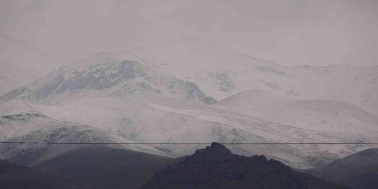 Yüksekova’ya kış mevsiminin ilk karı yağdı