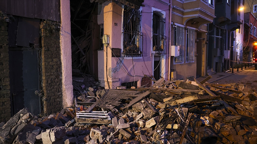 Fatih'te 3 katlı metruk binanın büyük bölümü çöktü