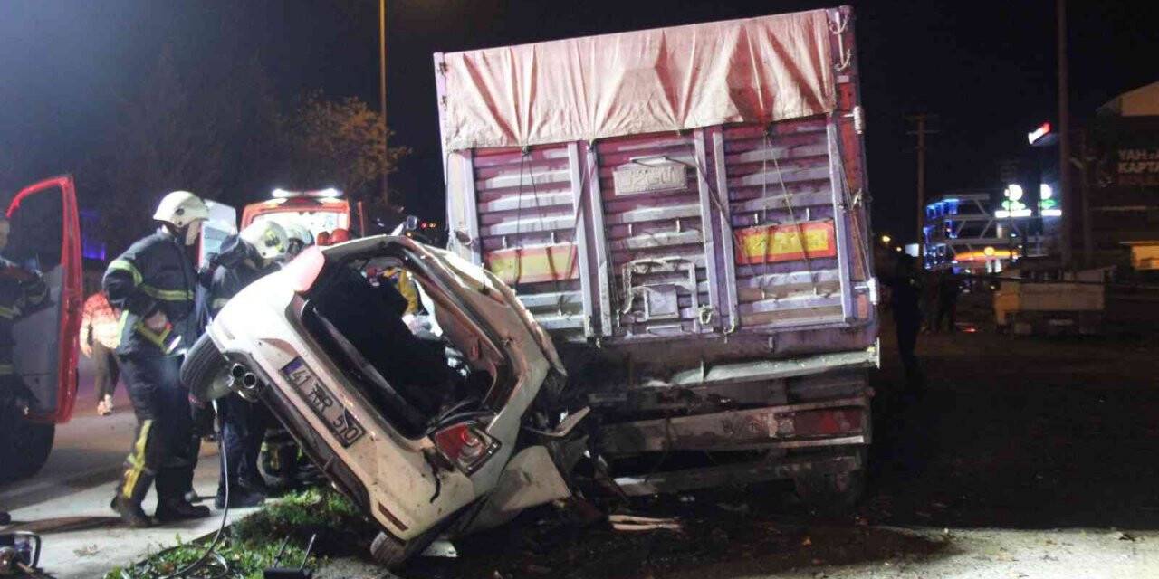 Tırın altına giren otomobil kağıt gibi ezildi: 3 ölü