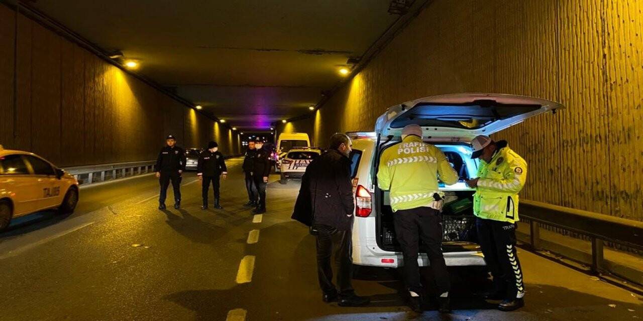 Beşiktaş’ta alkollü sürücü servis aracına çarptı: 1 yaralı