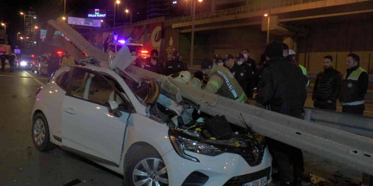 Otomobil ok gibi bariyerlere saplandı: 1 ölü