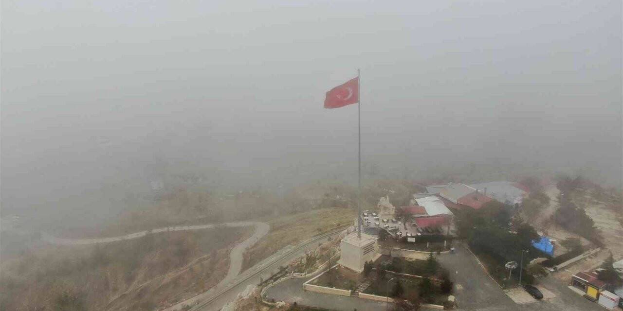 Sıcaklıkların düştüğü Elazığ’ı sis teslim aldı