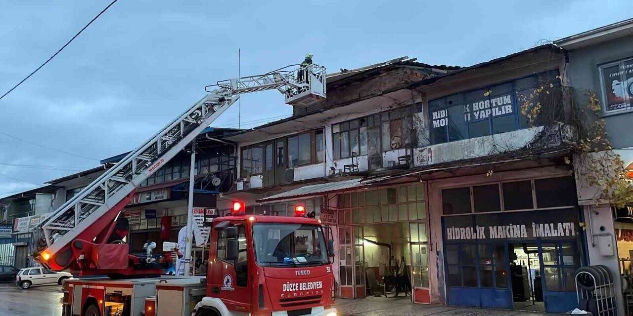 Çatı uçtu, esnaf araçlarını apar topar çekti