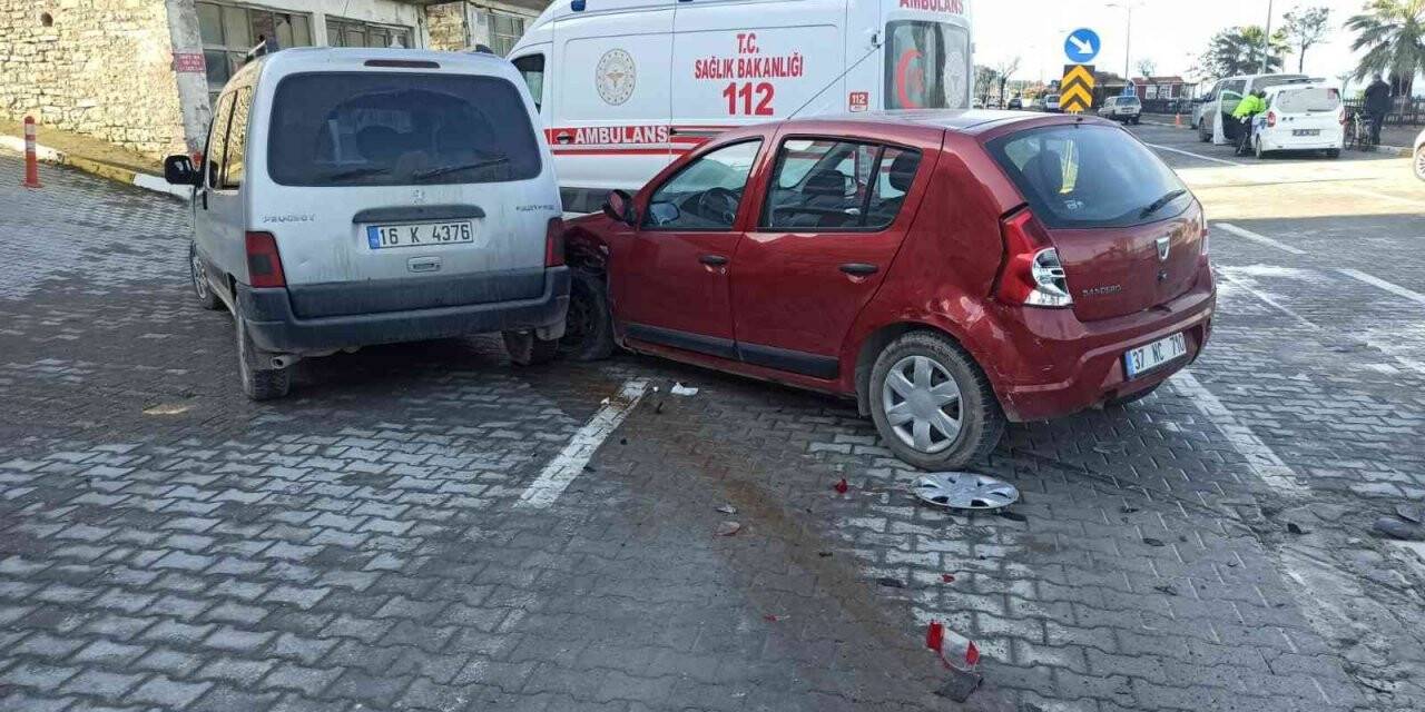 Otomobil ile hafif ticari araç çarpıştı: 2 yaralı