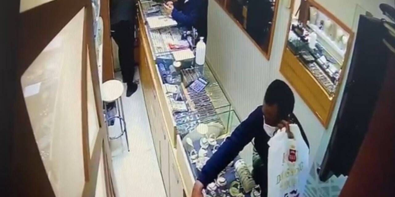 Kuyumcudaki hırsızlık kamerada: Kaşla göz arasında cebe indirdi