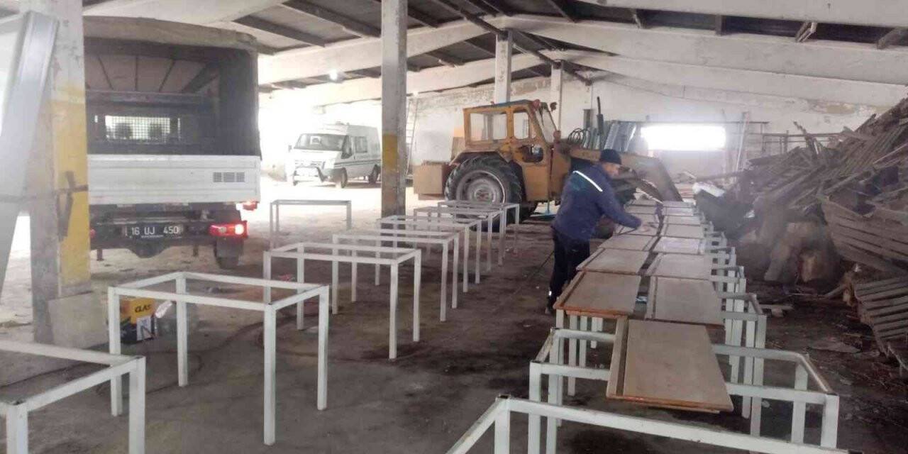 Belediye ara tatilde okul sıralarını onardı