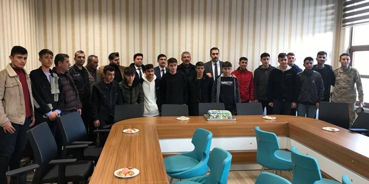 Polisten sporculara pastalı kutlama